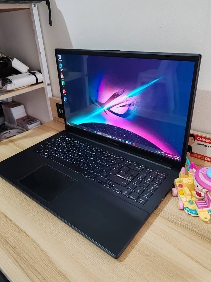 ASUS Vivobook Go 15 OLED side view