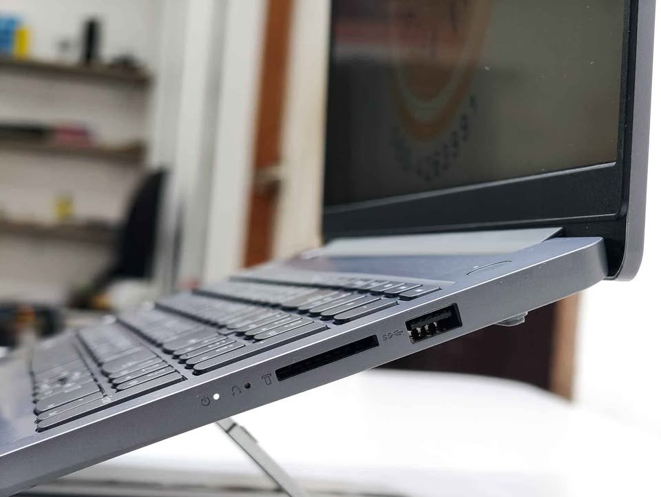 Lenovo IdeaPad Slim 3 AMD Ryzen 7 ports