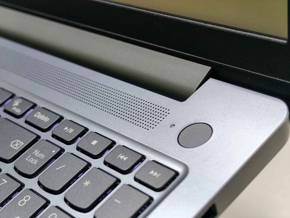 Lenovo IdeaPad Slim 3 AMD Ryzen 7 power bottom and speaker