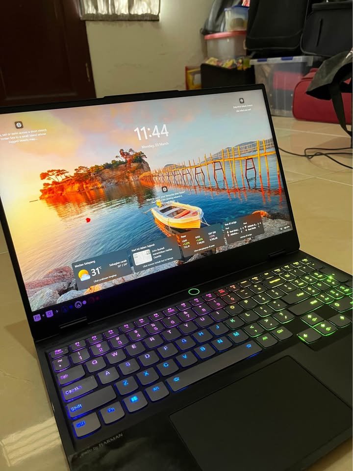 OLED display of Lenovo Legion 7 Core ultra 9 RTX